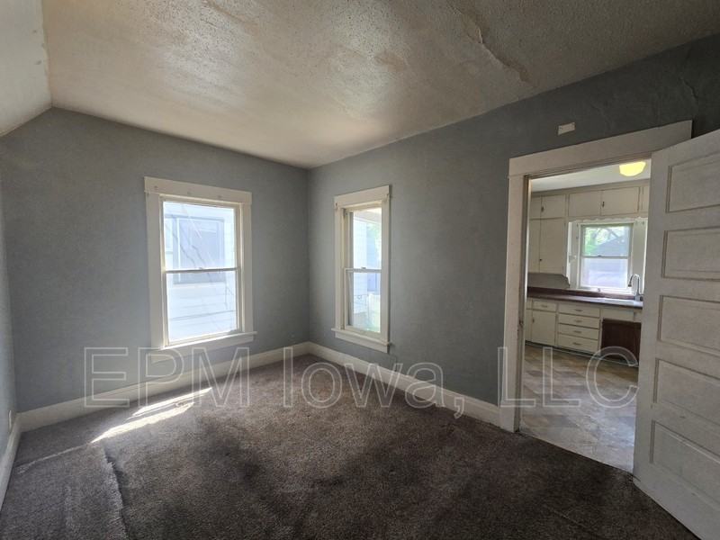 408 Locust St - Photo 5 of 16