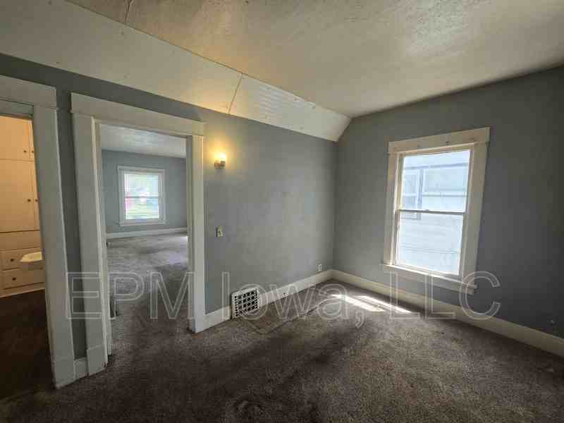 408 Locust St - Photo 6 of 16