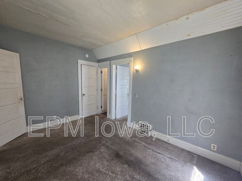 408 Locust St - Photo 7 of 16