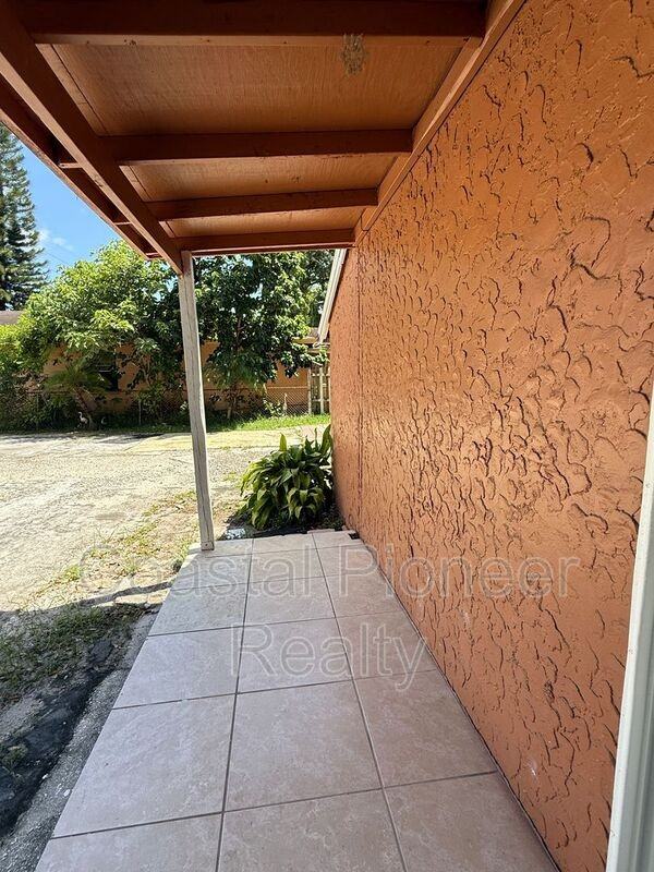 2106 N Himes Ave #4 - Photo 2 of 8