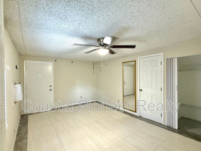 2106 N Himes Ave #4 - Photo 3 of 8