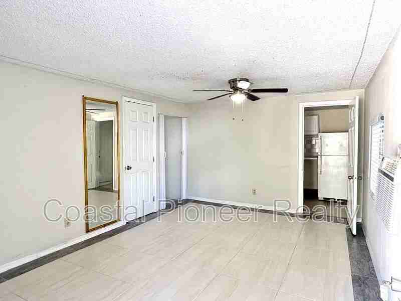 2106 N Himes Ave #4 - Photo 4 of 8