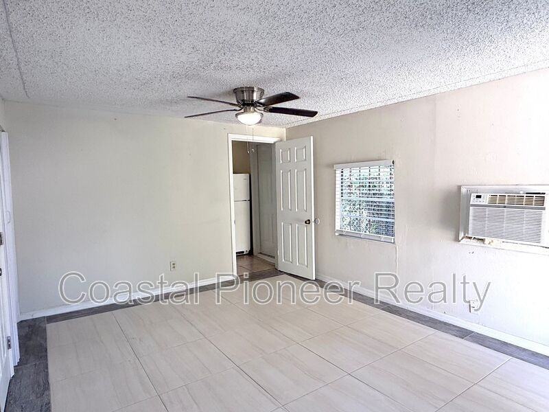 2106 N Himes Ave #4 - Photo 6 of 8