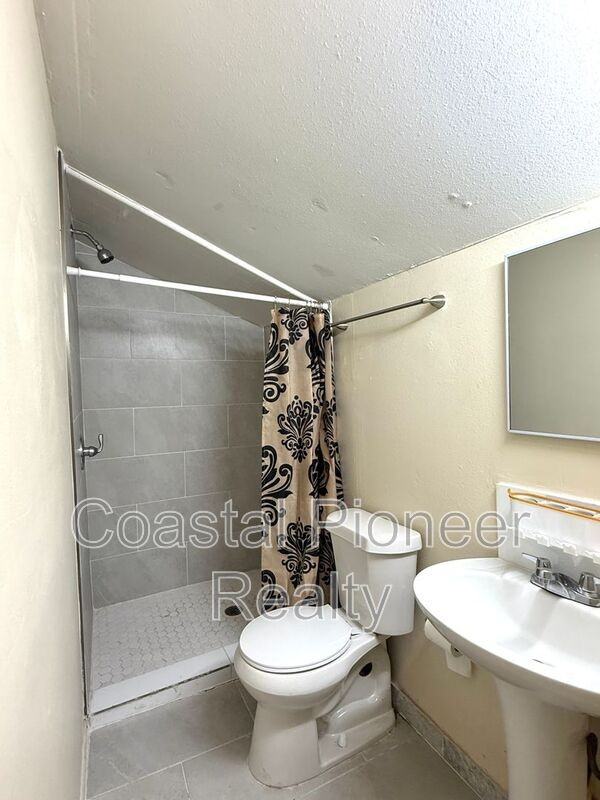 2106 N Himes Ave #4 - Photo 7 of 8