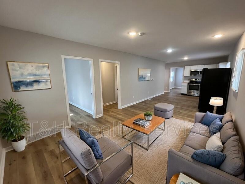 2822 E 19th St - Photo 3 of 17