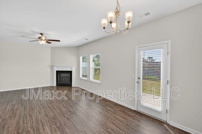 185 Madison Bnd - Photo 2 of 16