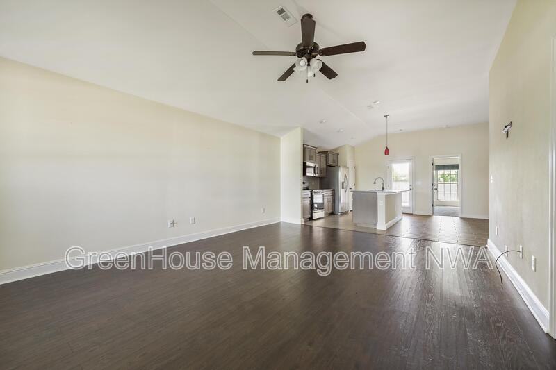6111 Nw Mcclellen St - Photo 4 of 29