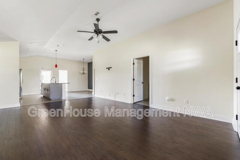 6111 Nw Mcclellen St - Photo 5 of 29