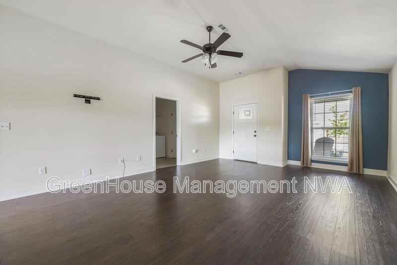 6111 Nw Mcclellen St - Photo 7 of 29