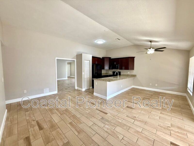 7048 Hollowell Dr - Photo 7 of 32