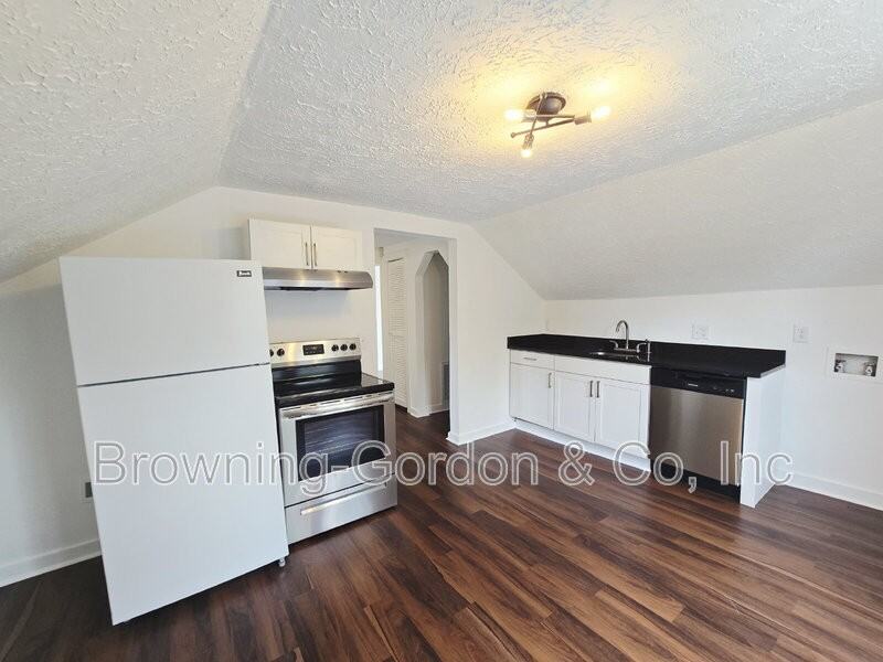 1218B Chester Ave - Photo 3 of 9