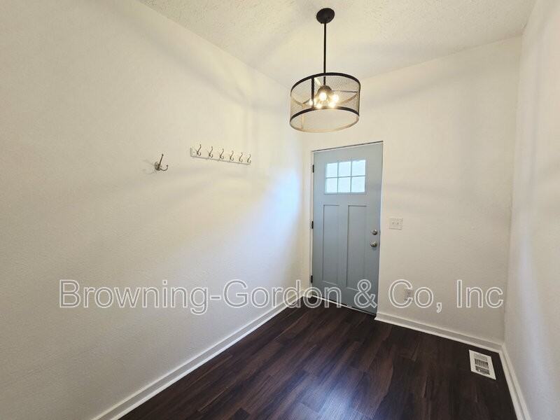 1218B Chester Ave - Photo 4 of 9