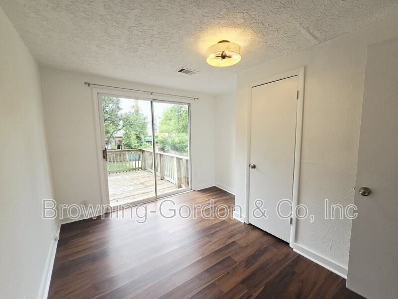 1218B Chester Ave - Photo 6 of 9