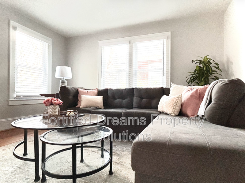 2240 Queen St - Photo 5 of 27