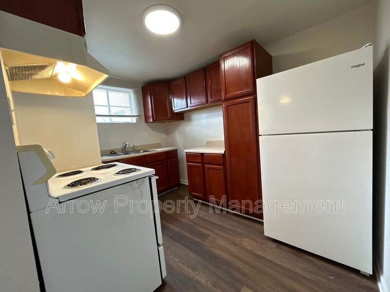 609 W 14th St - Photo 2 of 7