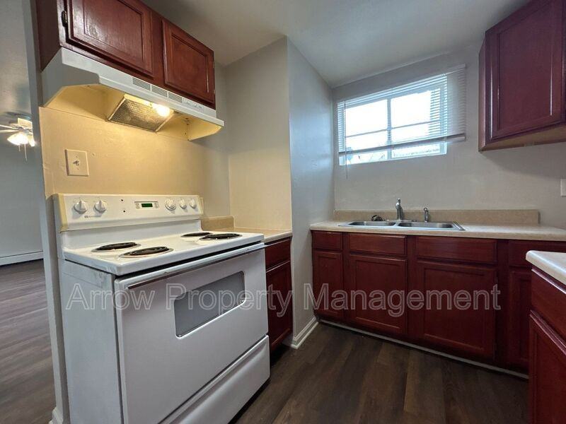 609 W 14th St - Photo 3 of 7