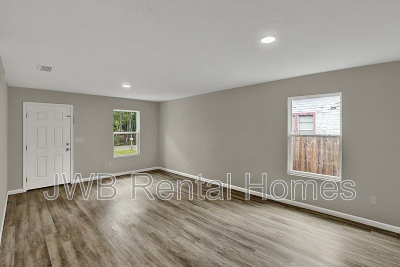 5943 Flicker Ave - Photo 6 of 22
