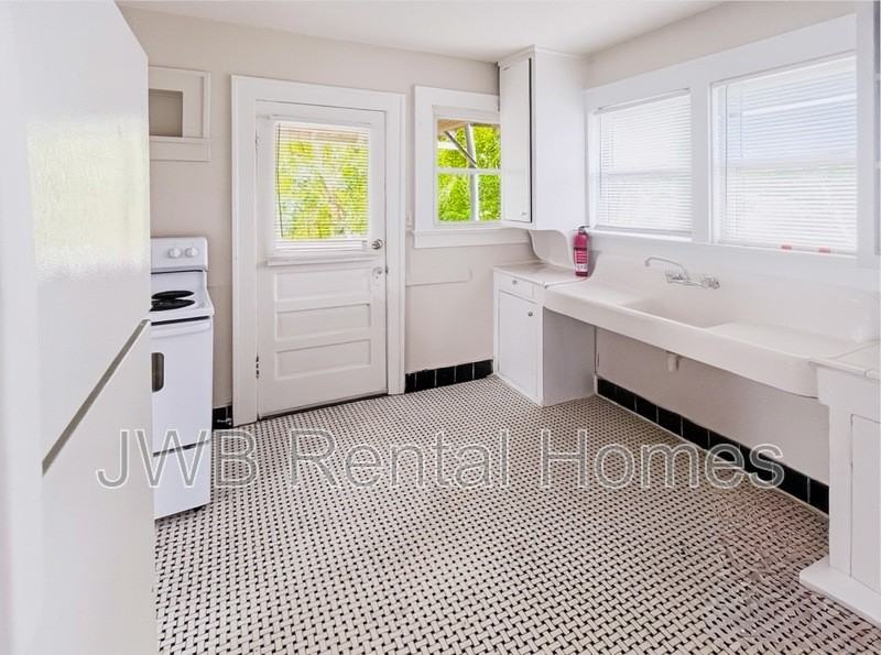 2022 Dellwood Ave #4 - Photo 2 of 23