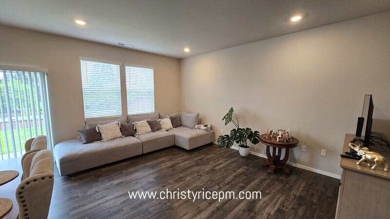 1712 Moran Ave - Photo 2 of 21