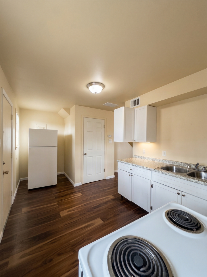 HUDSON PLACE LLC - Photo 6 of 36