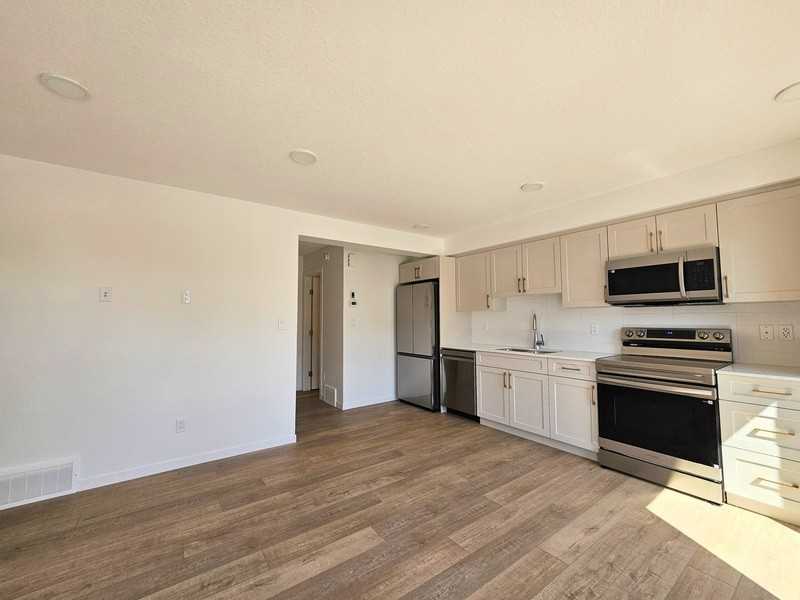 10008 22 Ave Nw - Photo 2 of 14