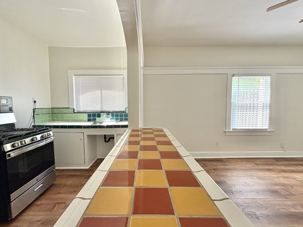 413 E. 7th St. - Photo 3 of 11