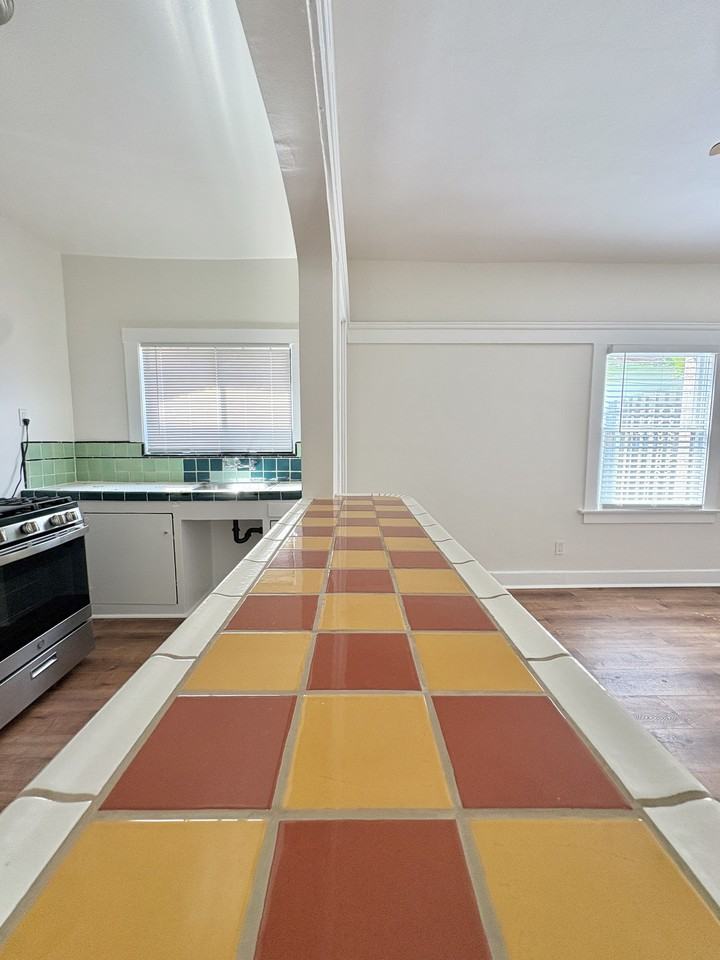 413 E. 7th St. - Photo 4 of 11