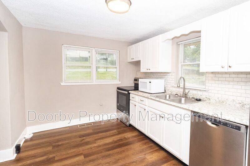 403 Warren St - Photo 6 of 18