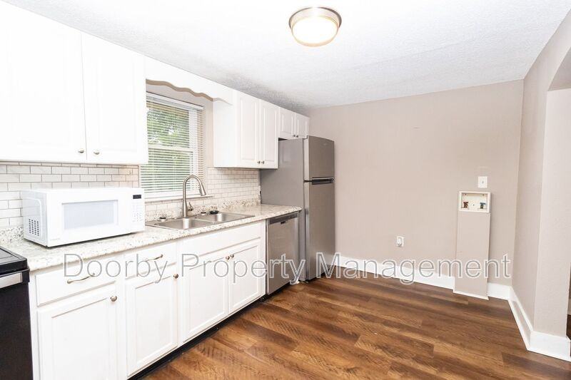 403 Warren St - Photo 7 of 18