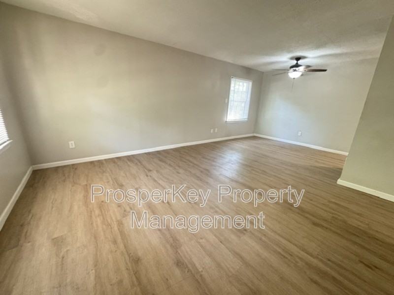 1519 Baker St - Photo 2 of 12
