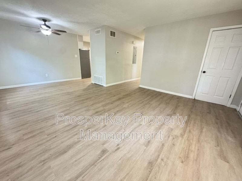 1519 Baker St - Photo 3 of 12