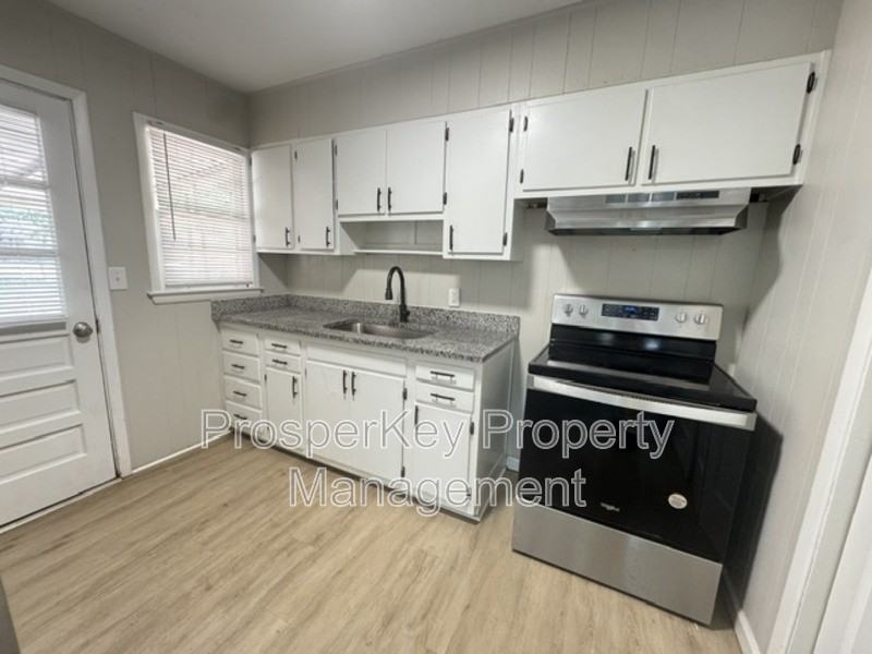 1519 Baker St - Photo 4 of 12