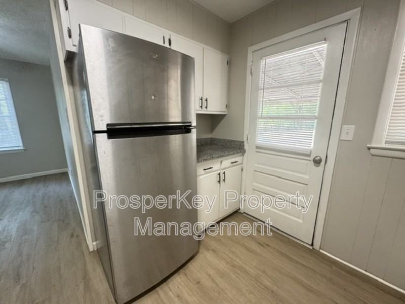 1519 Baker St - Photo 5 of 12