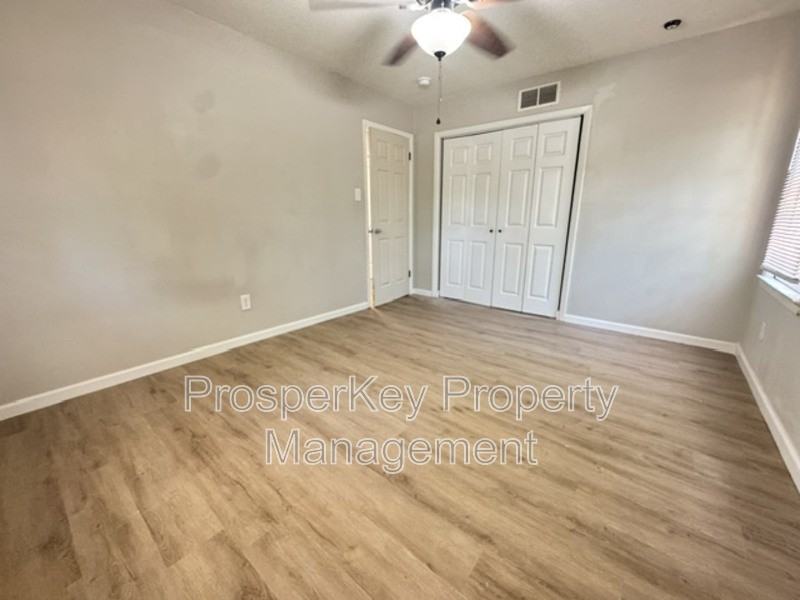 1519 Baker St - Photo 7 of 12