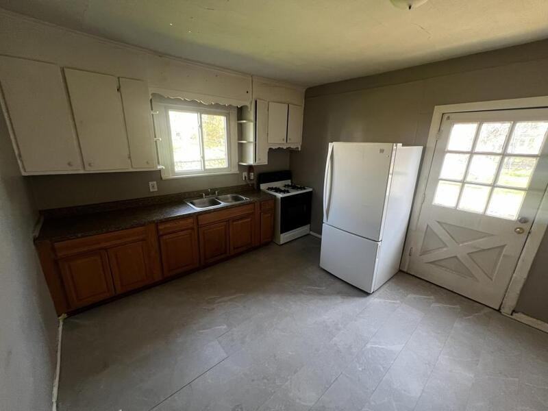 76 Woodward St - Photo 4 of 6