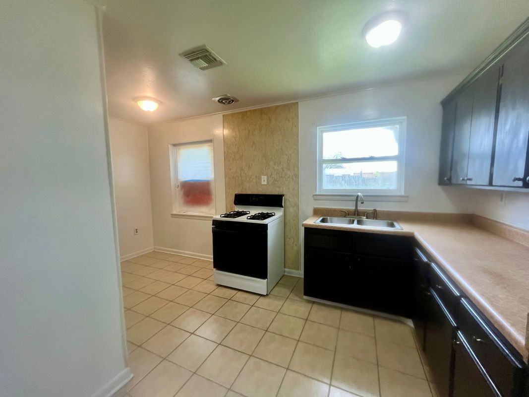 240 Azalea Dr - Photo 3 of 8