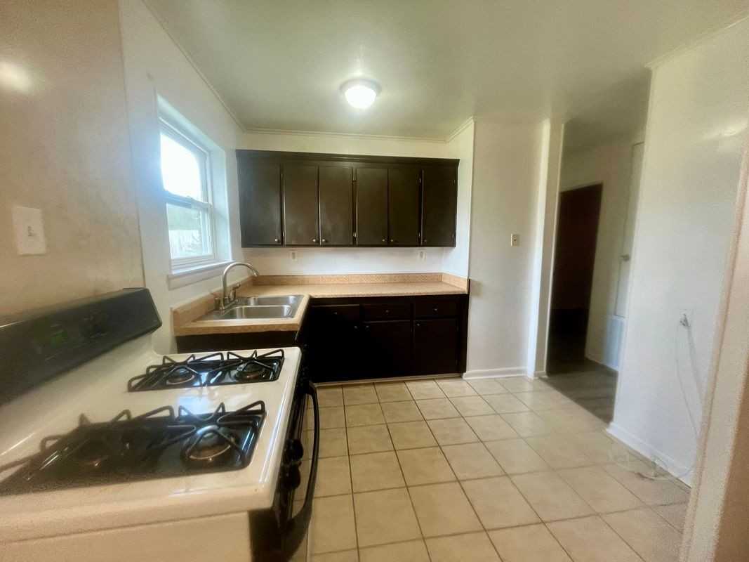 240 Azalea Dr - Photo 4 of 8