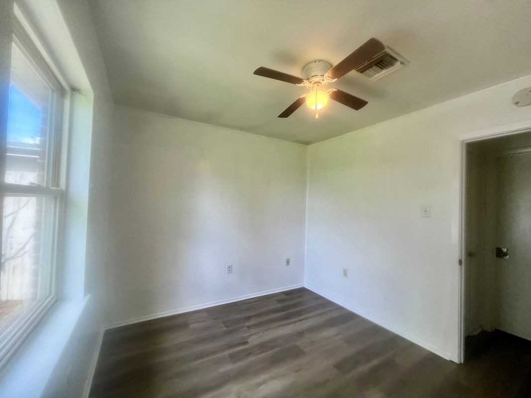 240 Azalea Dr - Photo 5 of 8