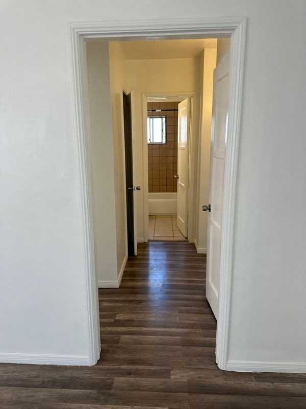 934 1/2 W 71st St - Photo 4 of 9