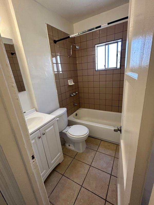 934 1/2 W 71st St - Photo 5 of 9