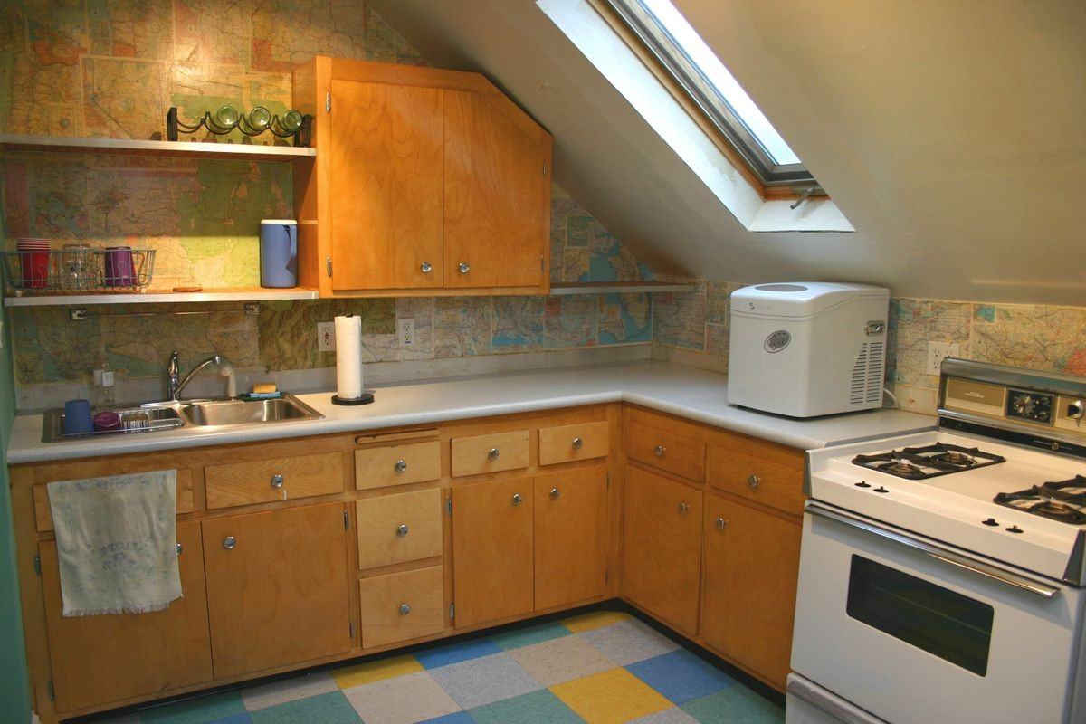 2217 Colfax Ave S - Photo 4 of 11