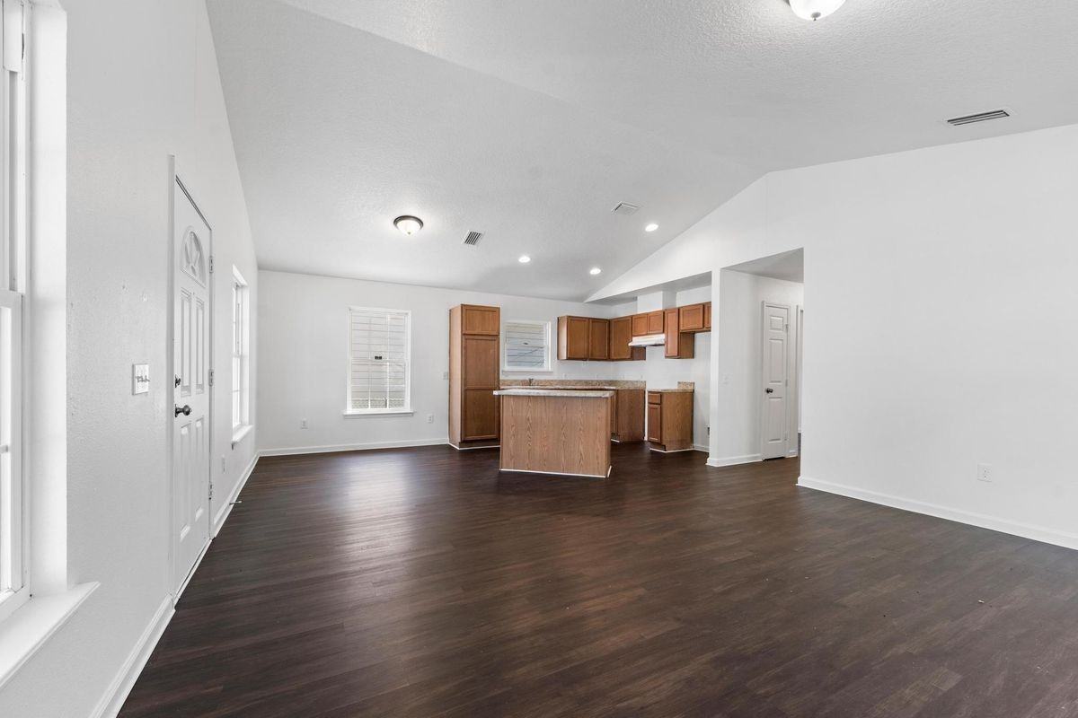 1470 Windle St - Photo 2 of 20