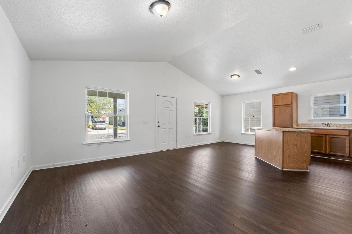 1470 Windle St - Photo 3 of 20