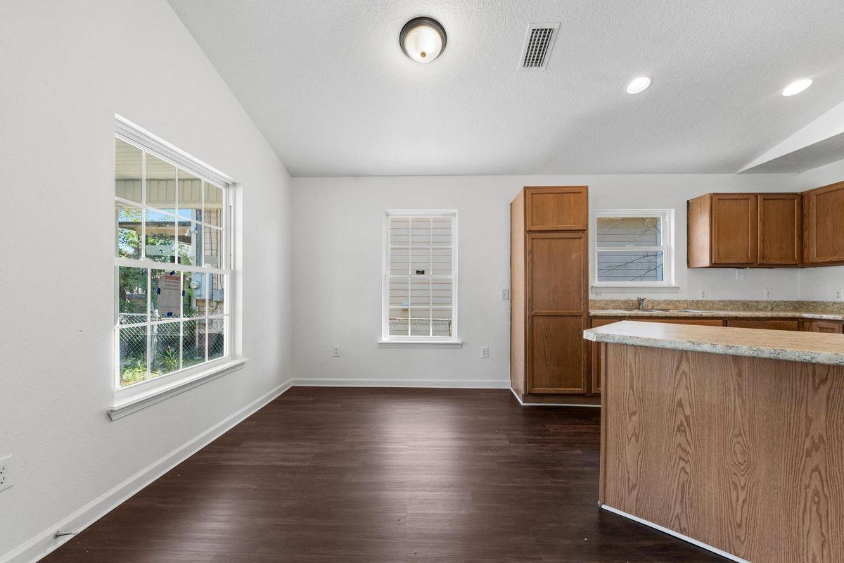 1470 Windle St - Photo 4 of 20