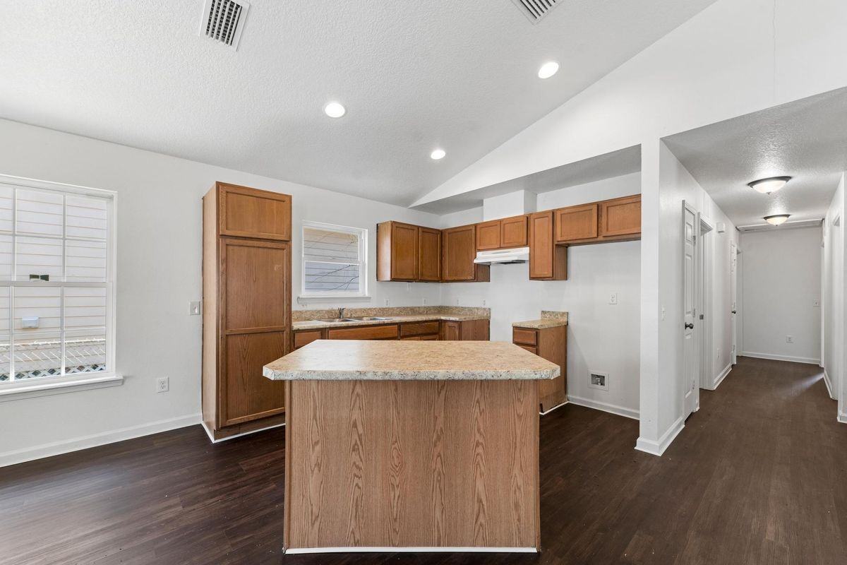 1470 Windle St - Photo 5 of 20