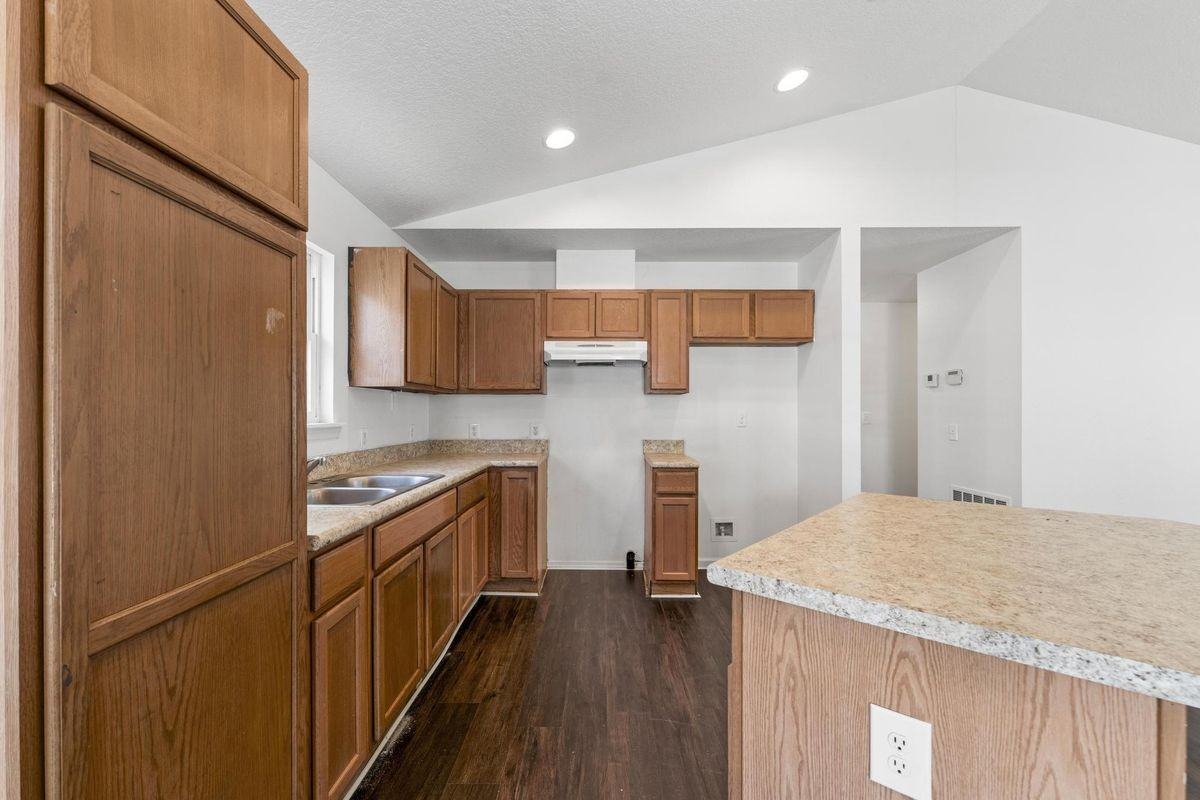 1470 Windle St - Photo 6 of 20