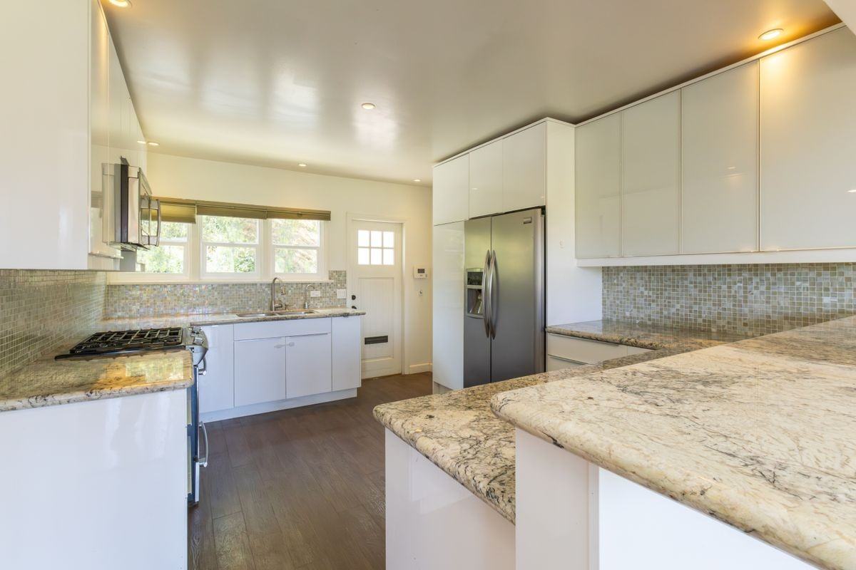 854 Oneonta Dr - Photo 3 of 5