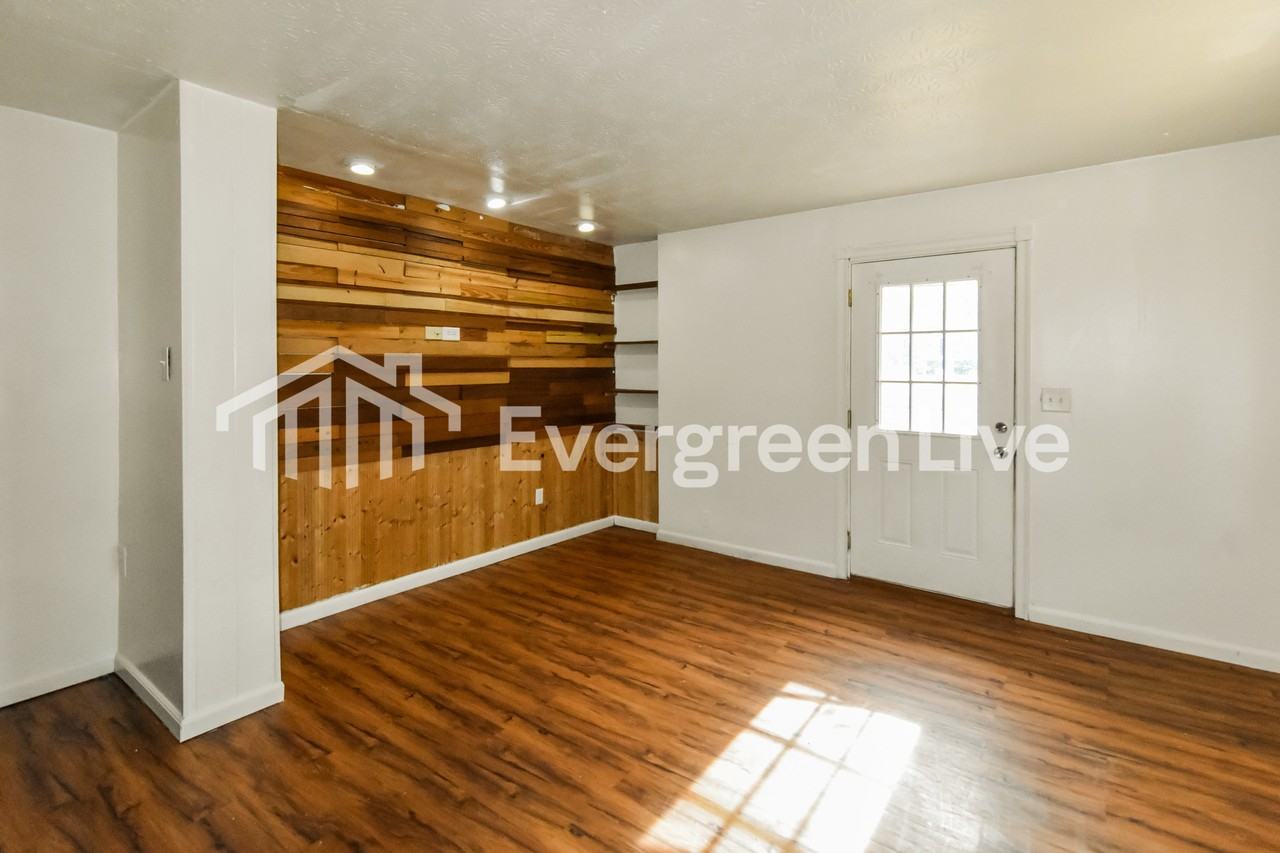 1119 Glenwood Rd - Photo 4 of 14