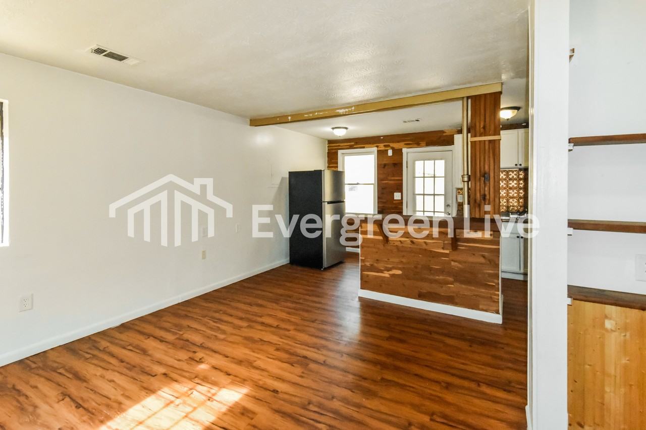 1119 Glenwood Rd - Photo 5 of 14