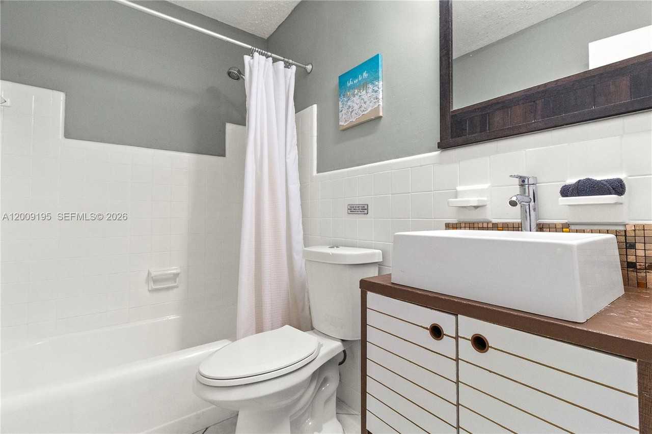 3024 Ne 2nd Ter #0 - Photo 2 of 19